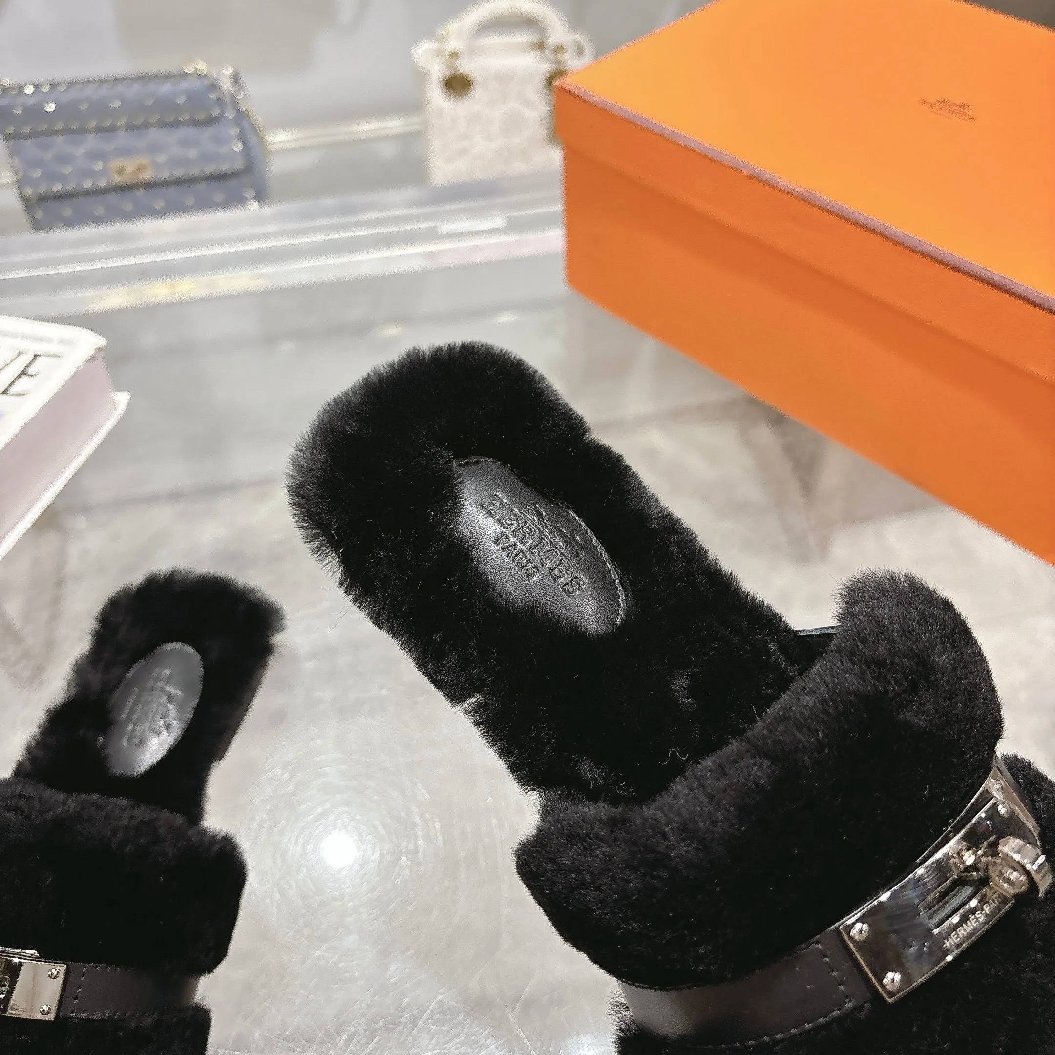 👟👟Ex-factory price 500👟👟 Purchasing agent level Hermes Hermès second uncle hair slippers are in stock all year round. 2025 new and new colors official website, Xiaohongshu synchronizes the latest color matching Hermès hot models are hot online, upgraded workmanship, high quality! Fashionable small wool H-trailers, autumn and winter style flat-soled wool mop, can be customized without standard, non-refundable and non-exchangeable. Fabric: Imported lamb's roll real wool. Lining: Imported lamb's roll real wool. Outsole: Genuine leather outsole. Size: 35-43, [Note: 41, 42, 43 customized]